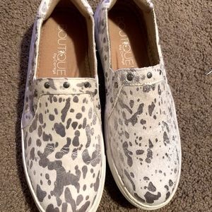 Size 8- white and silver pony hair sports shoe!